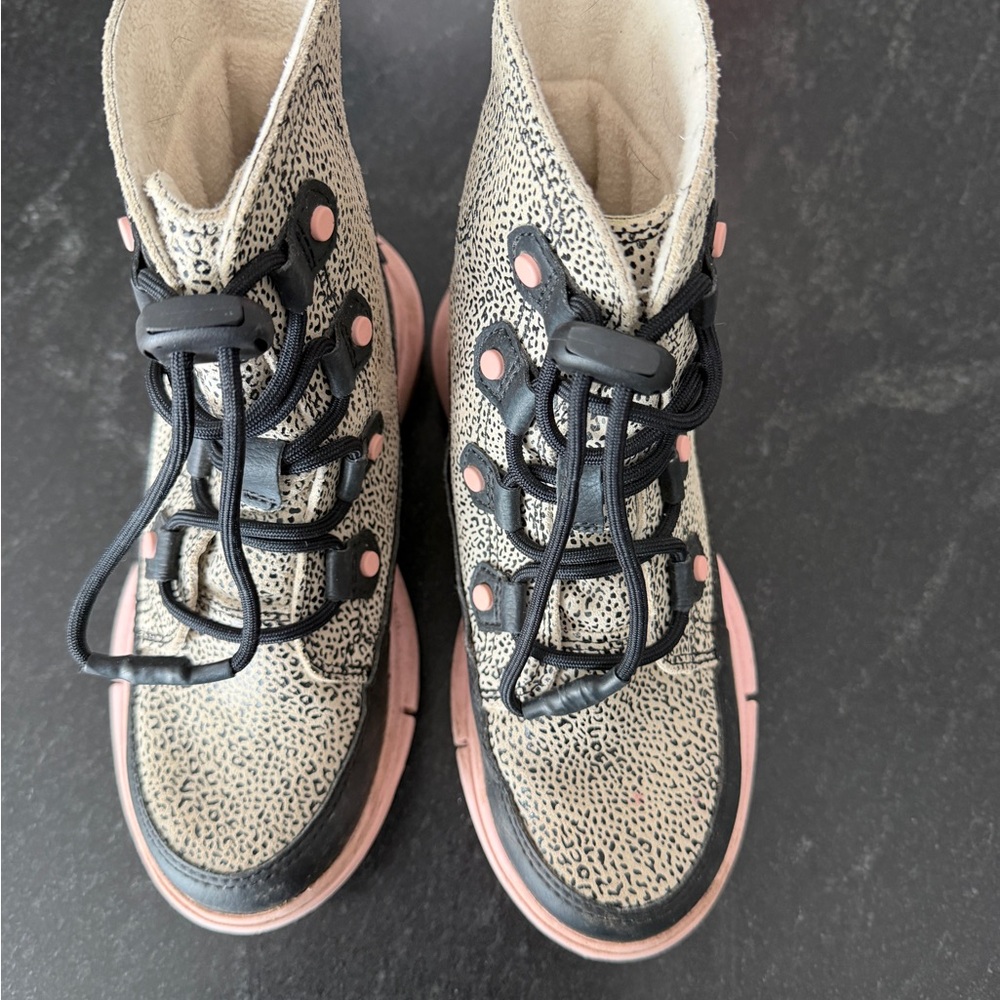 Sorel Kids Boots with Black and Pink Details